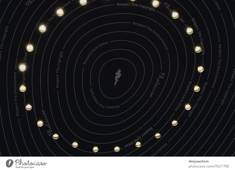 Vor dunklem Untergrund brennen runde Decken Strahler. Decken Lampen Menschenleer Licht Farbfoto Kunstlicht Innenaufnahme leuchten Schatten Beleuchtung dunkel