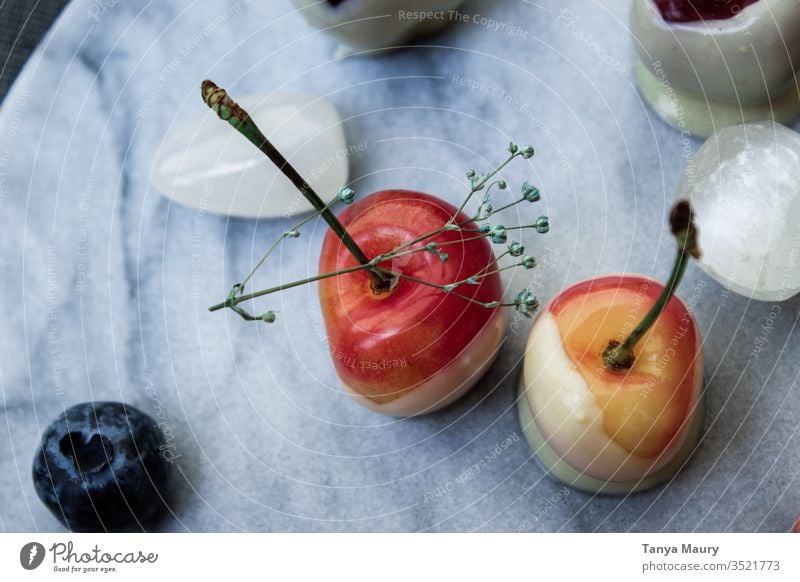 Orangen und rote Kirschen mit Beeren Frucht Sommer frisch lecker saftig Natur Ernte Orangenkirsche weiße Schokolade Blaubeeren organisch Lebensmittel grün