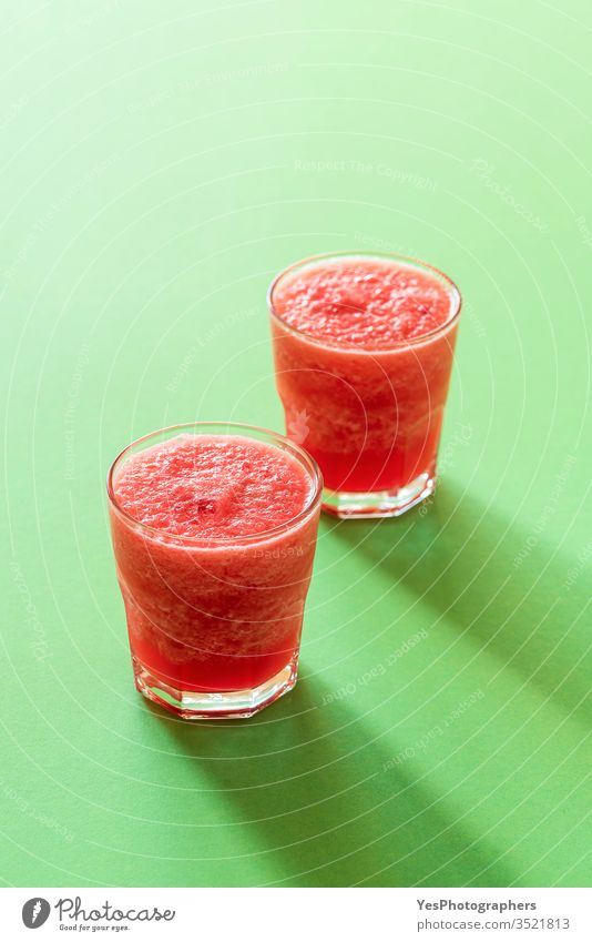 Glas Wassermelonengetränk. Zwei Portionen Schneematsch. Kaltes Getränk Frühstück Erfrischungsgetränk farbenfroh lecker Dessert Entzug Diät trinken Frische