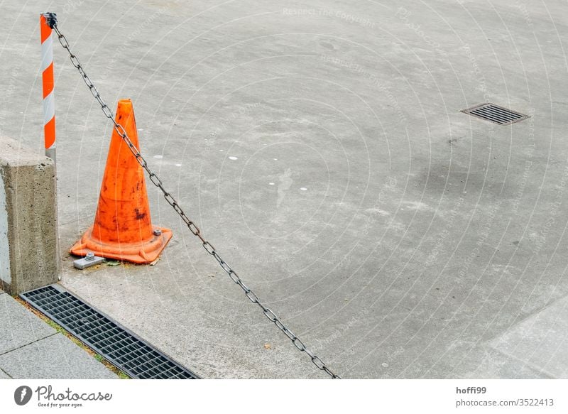 geschlossen Einfahrt mit Kette und Warnkegel Leitkegel Absperrung Einfahrt verboten einfahrt freihalten absperrungshütchen absperren Warnschild Warnhinweis