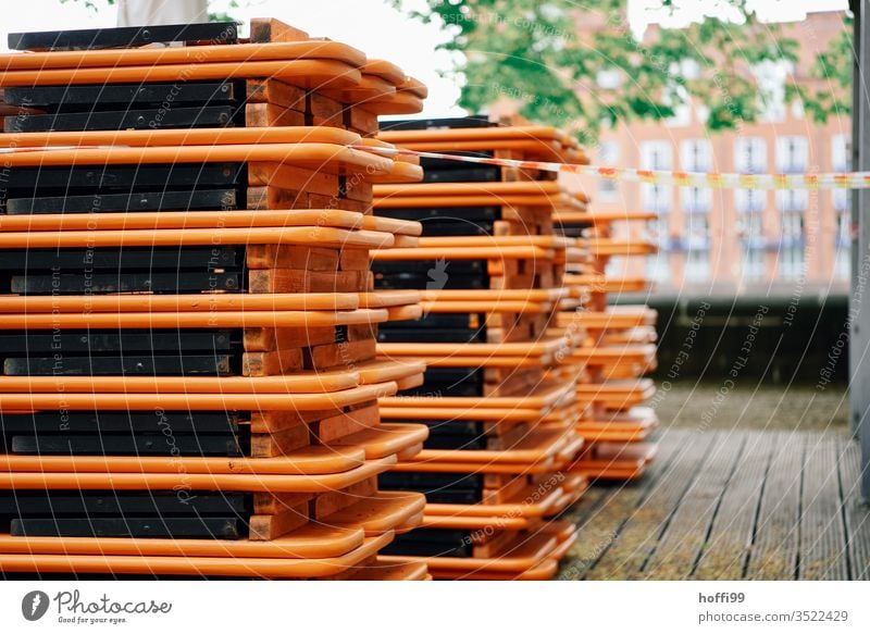 gestapelte Bierzeltgarnituren - Biergarten geschlossen biergartengarnitur biergartensaison biergartenbank biergartenmöbel Gastronomie abgeschlossen Stühle Tisch