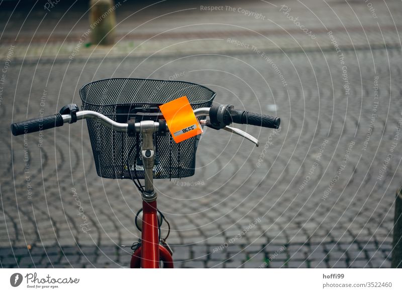 altes Fahrrad mit Nachricht vom Ordnungsamt altes fahrrad Wand Abstellen von Fahrrädern abstellen parken Mauer Verkehr Fahrradfahren Verkehrsmittel Verkehrswege