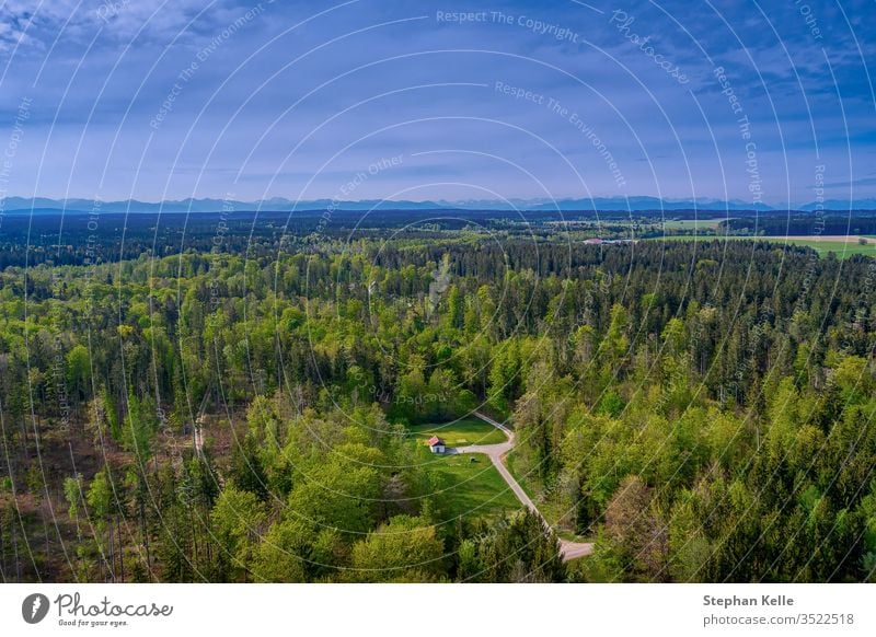 Ein einsames idyllisches Haus inmitten eines grünen Waldes im Frühling, Bayern, Deutschland. Hintergrund Berge u. Gebirge Sommer Natur im Freien Panorama