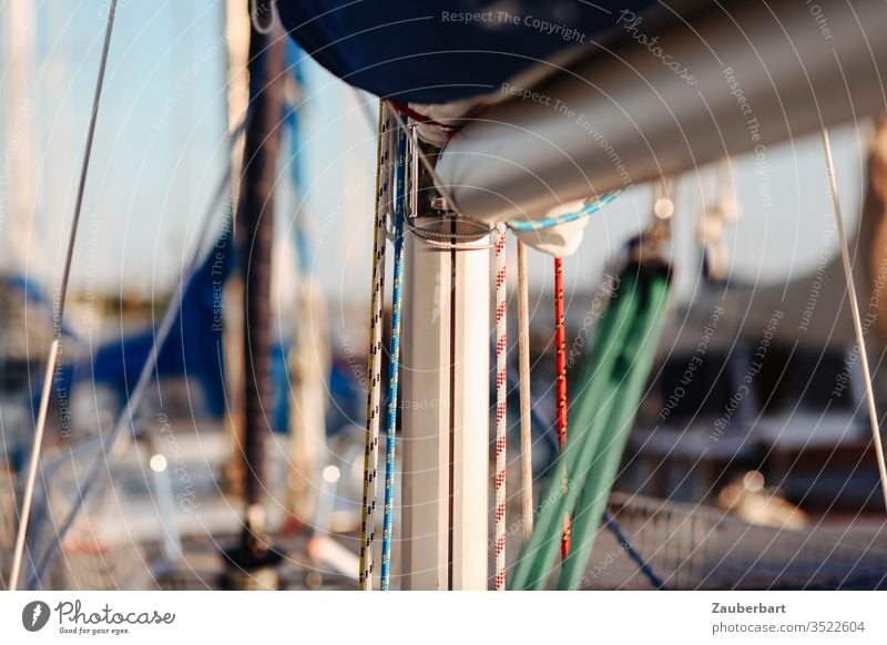 Mast und Baum eines Segelboots mit Details Wanten Fallen Schoten Baumniederholer Mastnut Lümmelbeschlag Hafen Segeln Sommer Segelschiff Seil Strecker Takelage