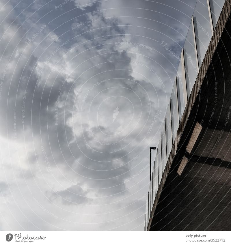 Auto(bahn)-Brücke und Abendhimmel in Dresden Autobahn Straße Autobahnbrücke autobahnbrücke Verkehr Himmel Verkehrswege Beton Architektur Farbfoto Menschenleer