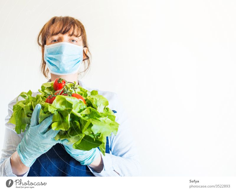 Frau in Blau in Gesichtsmaske mit frischen Produkten Mundschutz Lebensmittel Versand Lebensmittelgeschäft Bauernhof produzieren Ladenbesitzer Notwendigkeiten