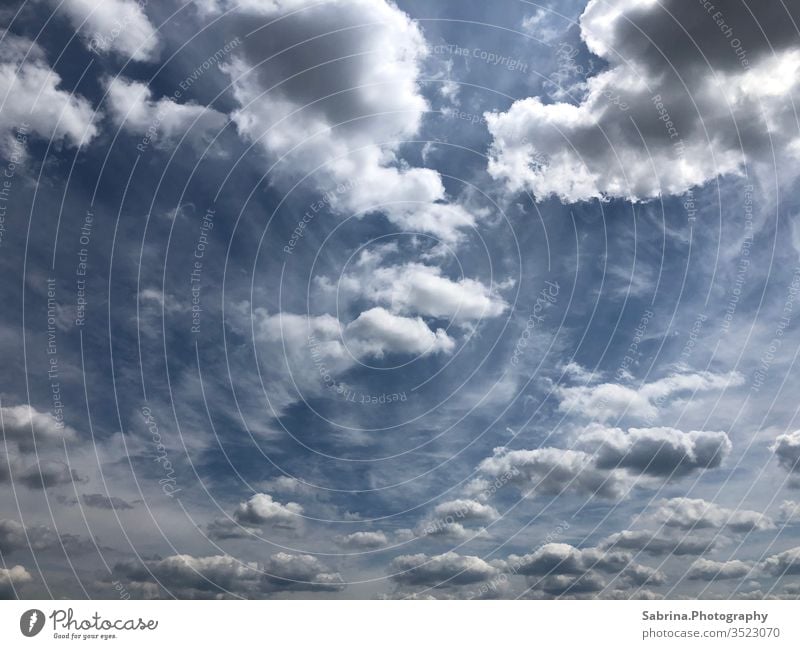 Wolker Himmel an einem sonnigen Sommertag Wolken Blauer Himmel blau Außenaufnahme Natur Sonnenlicht Wolkenhimmel Dramatik dramatischer Himmel Freiheit