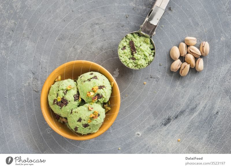 Eiscreme mit Pistazie und Schokolade Hintergrund Ball Schalen & Schüsseln kalt Sahne cremig Molkerei dekoriert lecker Dessert Geschmack Lebensmittel gefroren