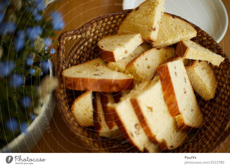 Osterjause mit steirischem Weissbrot im Brotkorb Ostern Milchbrot weissbrot brotkorb Jause Essen Brotzeit Brot mit Rosinen Rosinenbrot Südsteiermark tradition