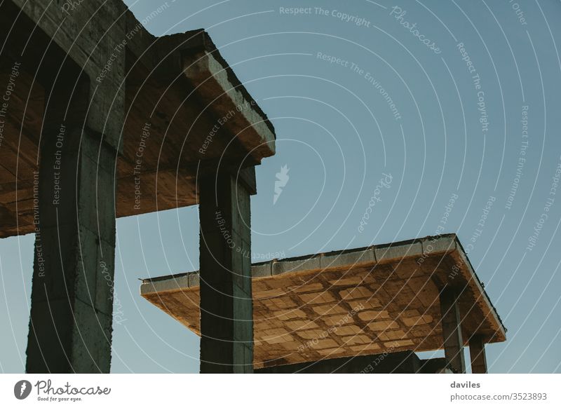 Betonfundament des Hauses. Aufgegebene Konstruktion. Konzept zur Wohnungs- und Immobilienkrise. Landschaft heimwärts Krise Finanzen Bankrott wirklich