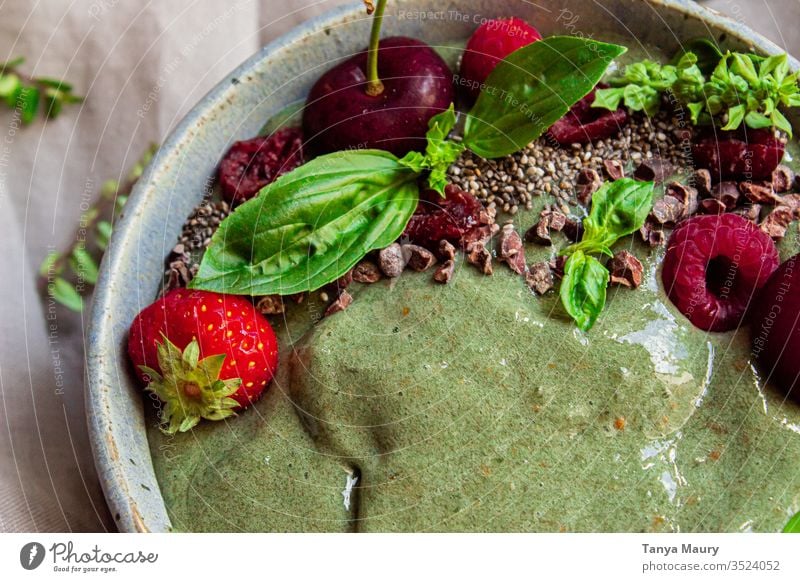 Grüne Smoothie-Schale mit Beeren grün grüner Smoothie Smoothie Schüssel glättet die Textur Smoothies Vegetarier Entzug Veganer Frühstück Gesundheit Saft