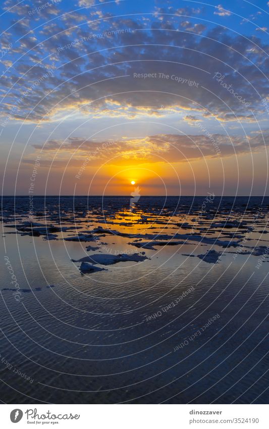 Sonnenuntergang in der Danakil-Wüste mit Salzebenen, Äthiopien Bergbau See Wasser Dallol ruhig malerisch Natur Afrika wüst Afrikanisch Himmel Landschaft Felsen