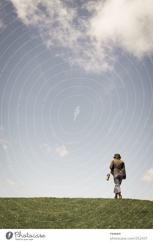 auf dem deich 2 Mensch feminin Junge Frau Jugendliche 1 Himmel Wolken Gras Wiese Feld Hügel gehen wandern Deich schreiten Wind oben Rücken drehen Spaziergang