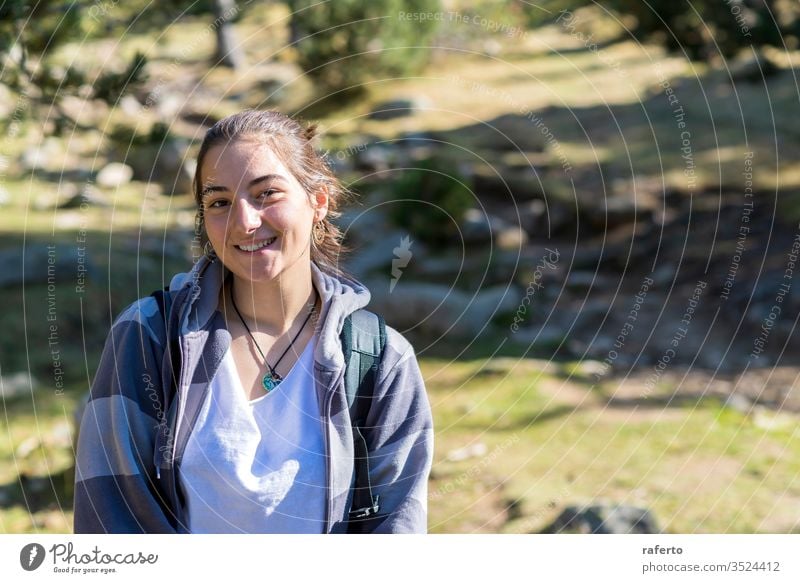 Porträt eines jungen lächelnden Mädchens mit dem Wald im Hintergrund Lächeln schön Person heiter Frau niedlich Schönheit Natur natürlich attraktiv Glück