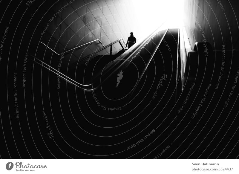 Mann geht in den Untergrund Silhouette Licht Freiheit Jugendliche Aktion Gegenlicht Sonne Licht & Schatten Strukturen & Formen Tageslicht Schönes Wetter