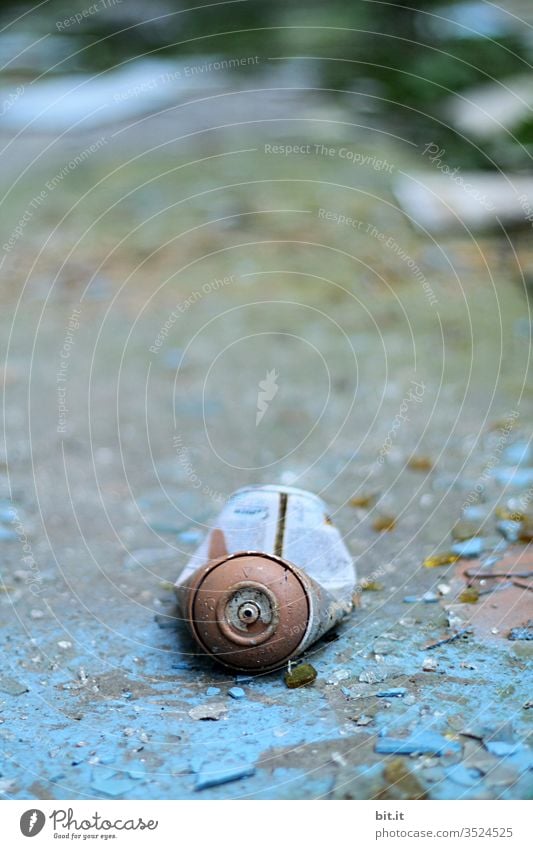 alt l alte, blaue, geknickte, leere Sprühdose, liegt auf morbidem, abgeblättertem, kaputtem blauem Untergrund. Umweltsünde, Umweltverschmutzung, Müll, Schrott durch nachlässig verantwortungslos weggeworfene Spraydose in Lost Place. Nicht abaubarer Schrott.