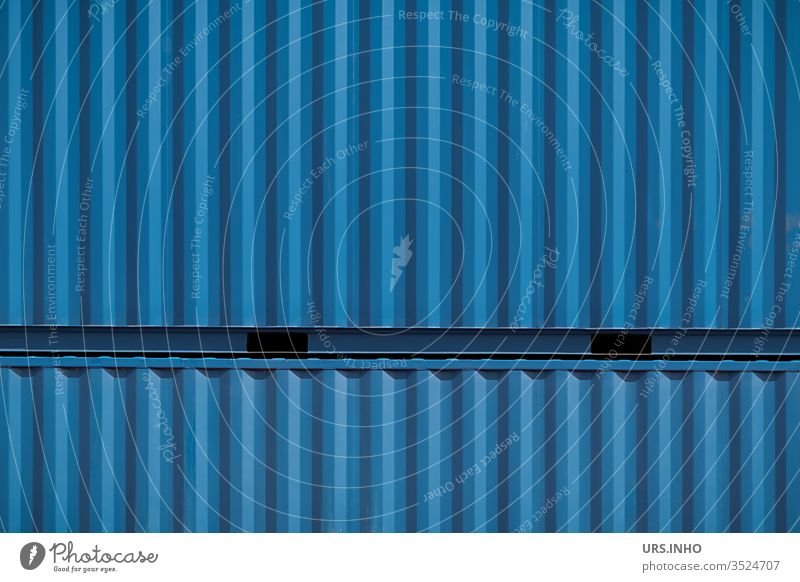 zwei übereinander gestapelte blaue Lagercontainer als Hintergrund Container Schiffscontainer stapeln Nahaufnahme close up outdoor Struktur strukturiert Metall