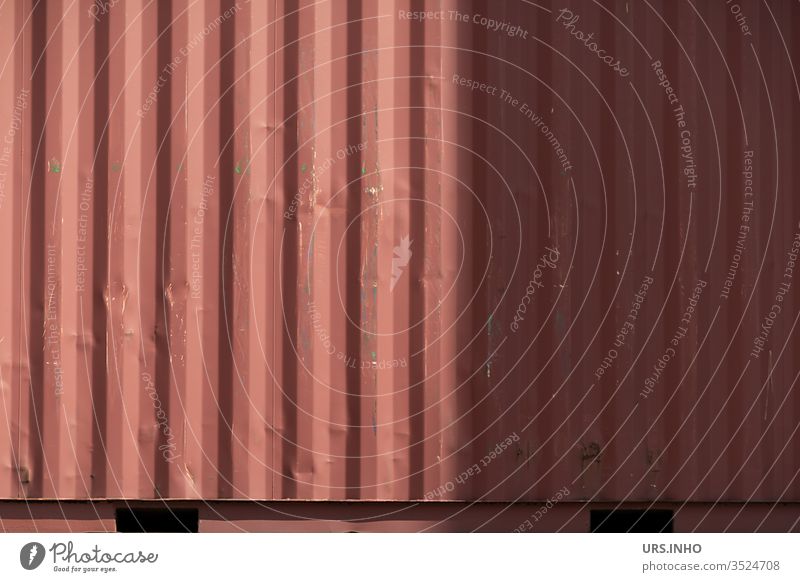Ausschnitt eines roten Lagercontainer als Hintergrund Container gestapelt Schiffscontainer stapeln Nahaufnahme close up outdoor Struktur strukturiert Metall