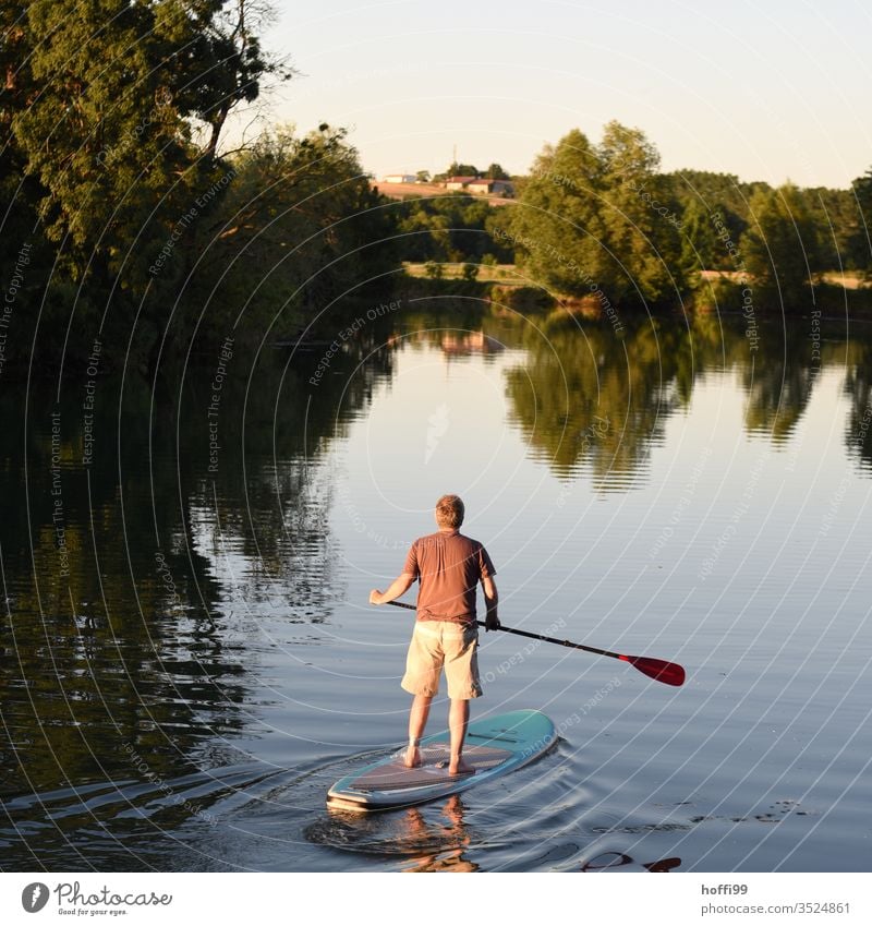 StandUp Paddler mit verletztem Fuß auf ruhigem Wasser - Urlaub Standuppaddling SUP ruhiges Wasser Mensch Wassersport Sommer Natur Himmel Fitness