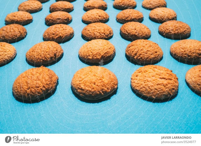 Leckere hausgemachte Kekse mit Butter auf blauem Hintergrund.süße Speisenkonzepte Hintergründe backen Bäcker Biskuit Frühstück Bonbon Nahaufnahme Farbbild