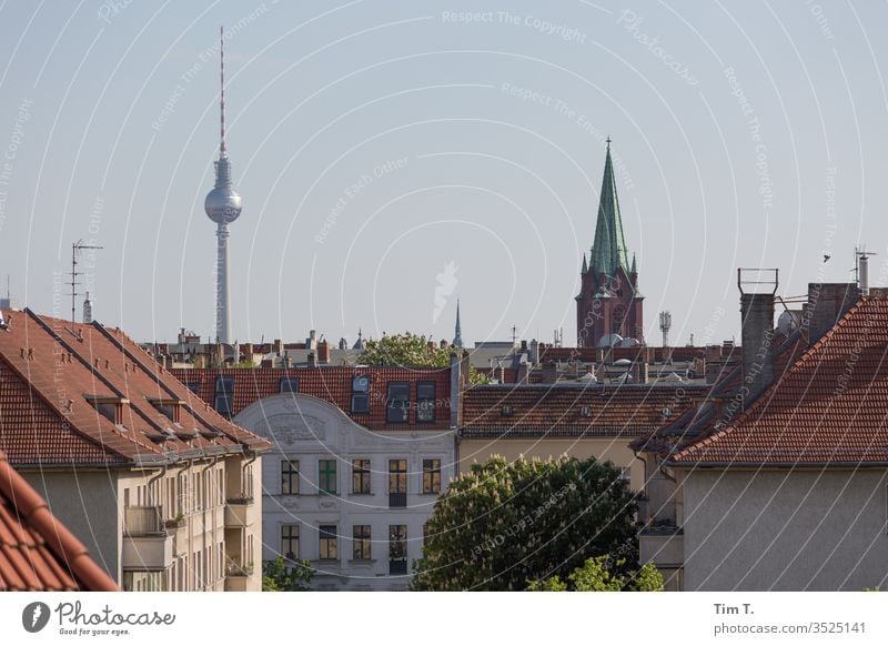 Pankow Berlin Dach Skyline Fernsehturm tv tower sky Berliner Fernsehturm Himmel Hauptstadt Stadt Stadtzentrum Außenaufnahme Farbfoto Menschenleer Wahrzeichen