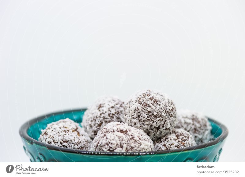 Kokosnusskugeln in einer türkisfarbenen Kugel Hintergrund Ball Bälle Schalen & Schüsseln braun coco Kokoskugel Keks lecker Dessert Lebensmittel selbstgemacht