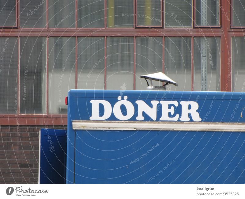 Döner-Imbisswagen vor einer Industriehalle Fastfood Essen Industrieanlage Mahlzeit Lebensmittel Snack Fleisch lecker Ernährung Mittagessen geschmackvoll frisch