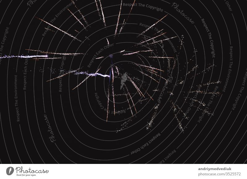 Festlicher mehrfarbiger Gruß auf dem Hintergrund der dunkle Nachthimmel. Gruß von den Pyrotechnikern. schön hell feiern Feier Farbe Veranstaltung Explosion