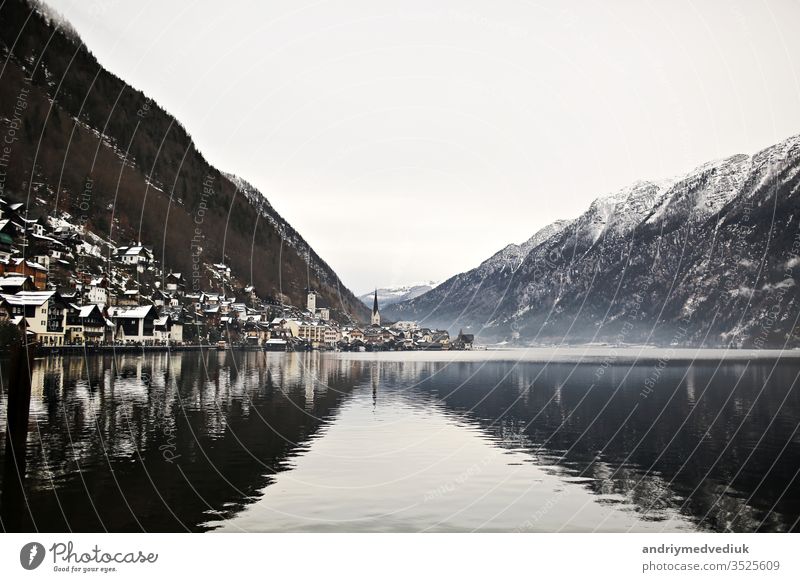 Blick aus der Höhe auf die Stadt Hallstatt zwischen den Bergen. Österreich Winter Architektur Hintergrund schön Schönheit blau kalt Europa Wald Haus Landschaft