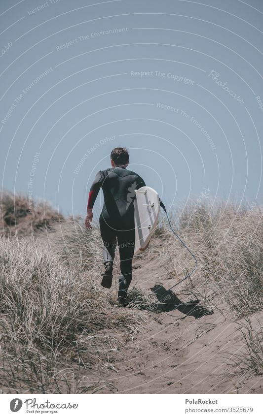 #aS# auf geht's Surfer Surfen Neuseeland Strand Düne laufen Extremsport Neoprenanzug Sport Surfbrett Meer Farbfoto