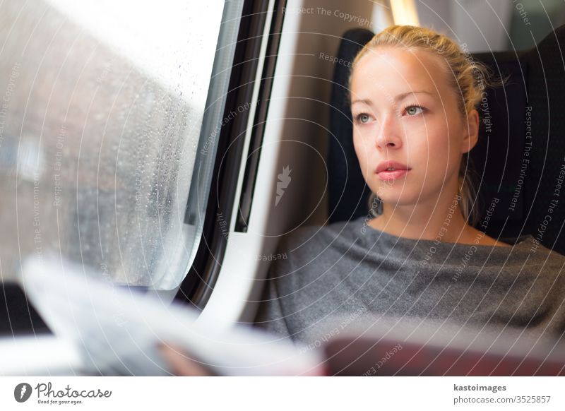 Dame reist mit dem Zug. Eisenbahn Reisender Öffentlich Verkehr Frau Schiene Passagier Anschluss Mädchen Lifestyle U-Bahn Person Mitfahrgelegenheit Zeit Transit