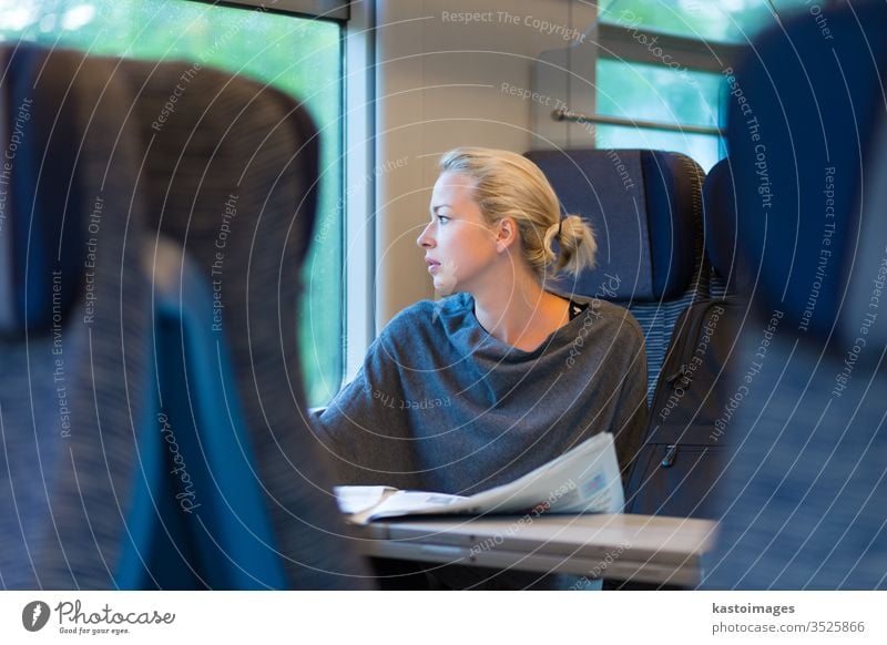 Dame reist mit dem Zug. Eisenbahn Reisender Öffentlich Verkehr Frau Schiene Passagier Anschluss Mädchen Lifestyle U-Bahn Person Mitfahrgelegenheit Zeit Transit