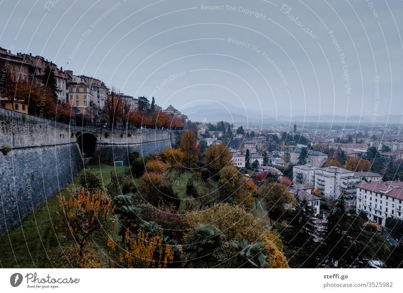 Panorama Bergamo in Italien bergamo Architektur Europa Ferien & Urlaub & Reisen historisch Gebäude Tourismus Stadt Außenaufnahme Farbfoto Altstadt