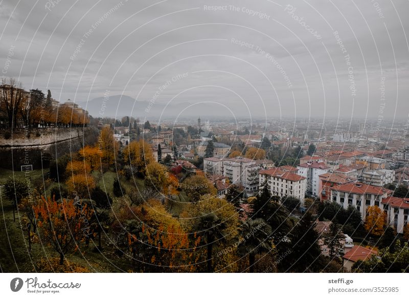 Panorama über Bergamo, Italien Skyline schlechtes Wetter panorama stadtbild Stadtleben Panorama (Aussicht) Städtebau Berge u. Gebirge Bergpanorama Kirche