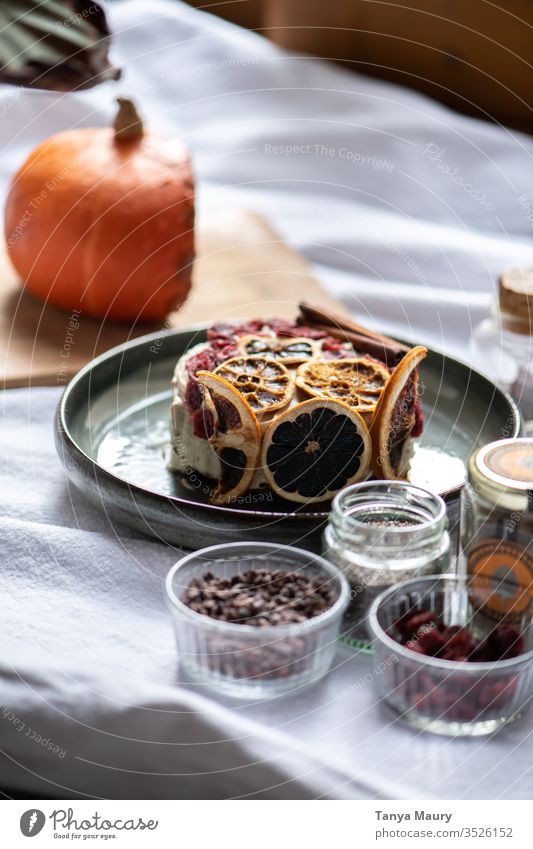 Veganer Kürbiskuchen mit einer milchfreien Glasur Lebensmittel Kuchen Dessert Ernährung Foodfotografie Vegane Ernährung Tisch Bäckerei Vegetarische Ernährung