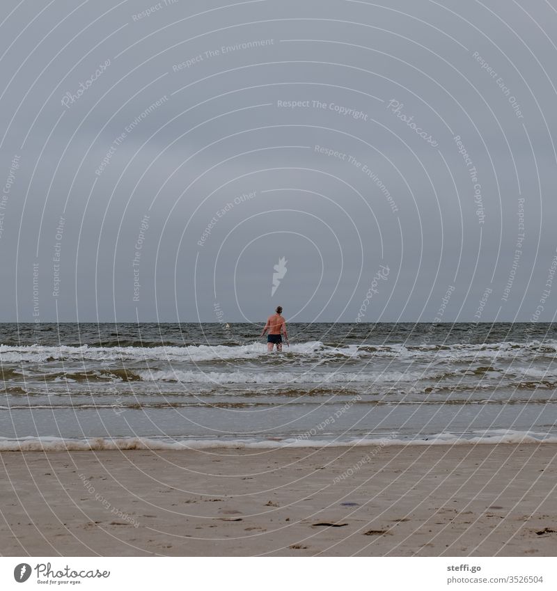 Mann beim Baden im Meer, anbaden, Nordsee Küste Nordseeküste Sankt Peter Ording St. Peter-Ording Strand Außenaufnahme Farbfoto Ferien & Urlaub & Reisen Himmel