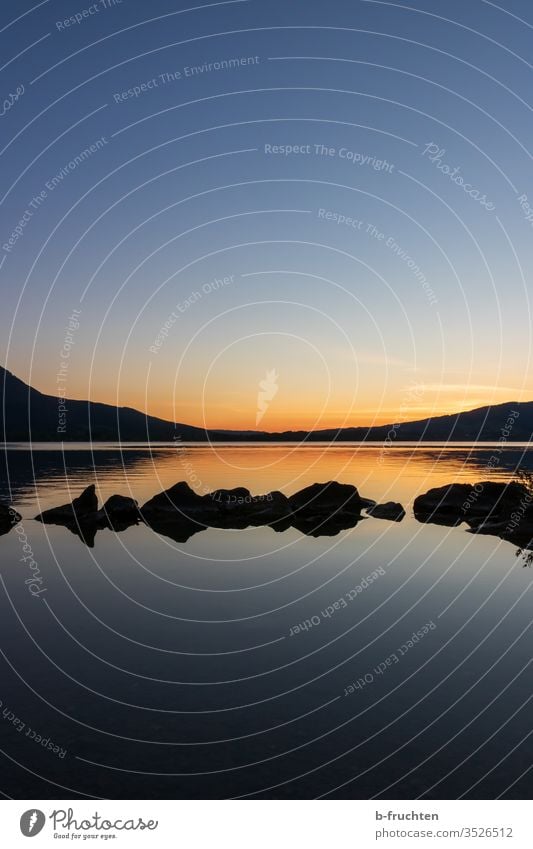 Abenddämmerung am See abend Abendlicht Steine ruhig Ruhe Mondsee Entspannung Meditation Schatten Stimmung Abendstimmung Sonnenuntergang Himmel Natur