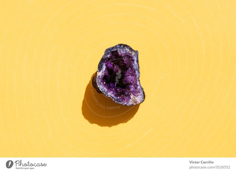 Wunderschöne Geode - außen unbedeutend und innen erstaunlich. Quarzstein Amethyst aus Marokko Stein Felsen Mineral vereinzelt Kristalle Juwel Edelstein Natur