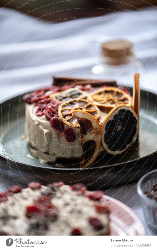 Veganer Kürbiskuchen mit einer milchfreien Glasur Lebensmittel Kuchen Dessert Ernährung Foodfotografie Vegane Ernährung Tisch Bäckerei Vegetarische Ernährung