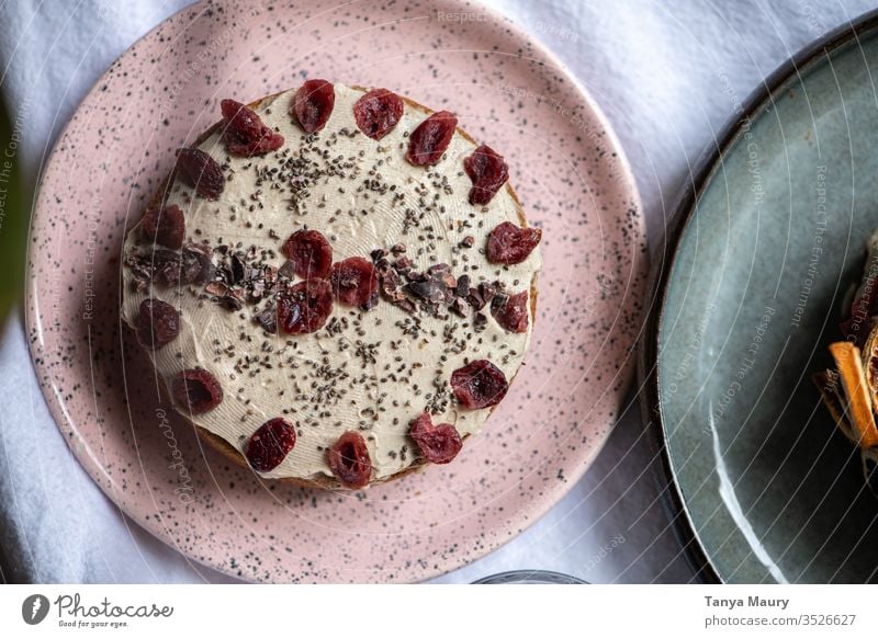 Veganer Kürbiskuchen mit einer milchfreien Glasur Lebensmittel Kuchen Dessert Ernährung Foodfotografie Vegane Ernährung Tisch Bäckerei Vegetarische Ernährung