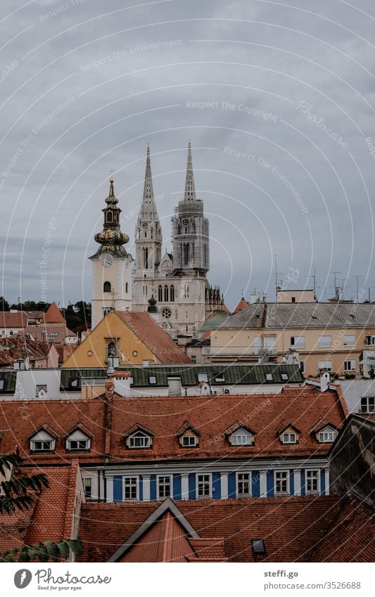 Altstadt von Zagreb Kroatien altes Stadthaus Kathedrale Kirche Hinterhof Stadtzentrum Stadtbild Hauptstadt Dach Altbau Überblick erbaut Architektur Bauwerk