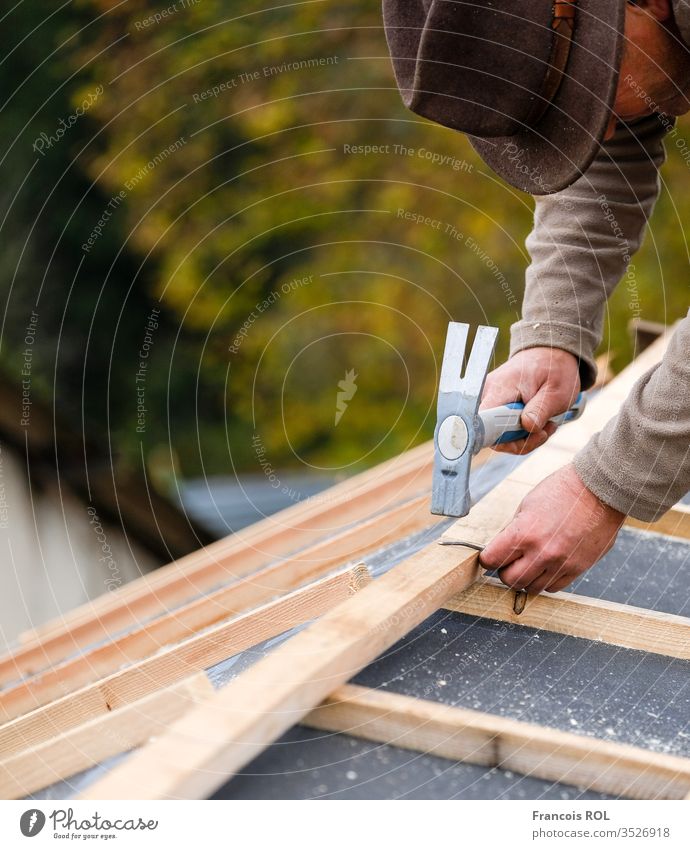 Bauarbeiter auf einem Renovierungsdach, das mit Hammer, Kran und Schleifmaschine mit Ziegeln gedeckt wird Kunstgewerbler Bauherr erbaut Zimmerer Schornstein