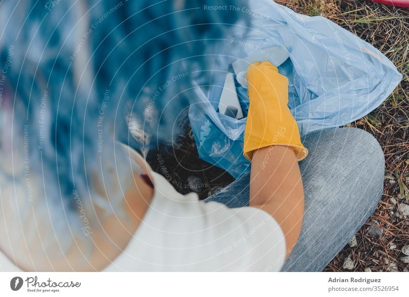 Hochwinkelaufnahme eines Plastikmüllsacks mit wiederverwertbaren Flaschen - Konzept zur Umweltverschmutzung Verschmutzung Müll Tasche Abfall Kunststoff Ökologie