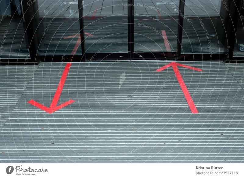 eingang ausgang pfeile markierung markierungen klebeband boden rein raus rechts links laufrichtung einteilen markieren aufteilen wegweiser wegweisend tür