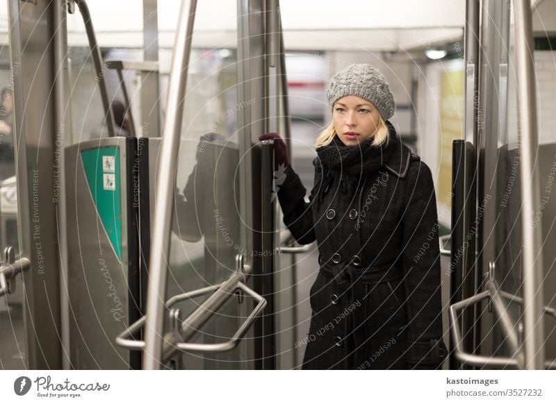 Frau in der U-Bahn. Verkehr Öffentlich Transport unterirdisch Zug urban jung reisen täglich Routine Fahrkarte Pass Ausfahrt Eingang Person Großstadt Passagier