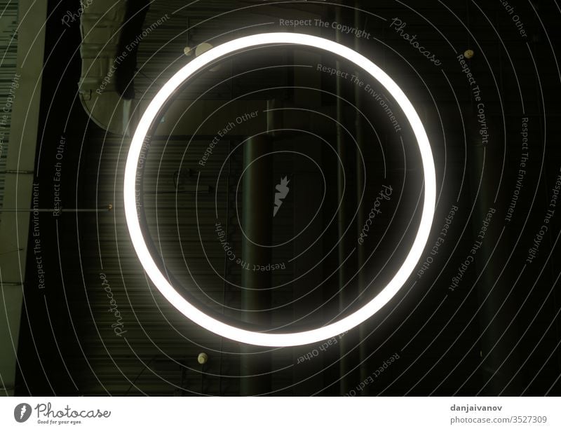 Abstrakter Leuchtender Kreis, Eleganter Lichtring rund Glanz Rahmen verdrehen glühen Einfluss Lichtschein neonfarbig digital modern Phantasie Technologie