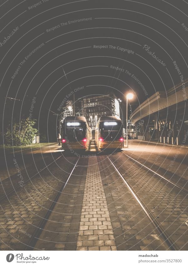 Tram Endstation in Berlin bei Nacht Mobilität Straßenbahn Öffis Öffentliche Verkehrsmittel Mobilitätswende Stadt nachts dunkel Verkehrswege Personenverkehr