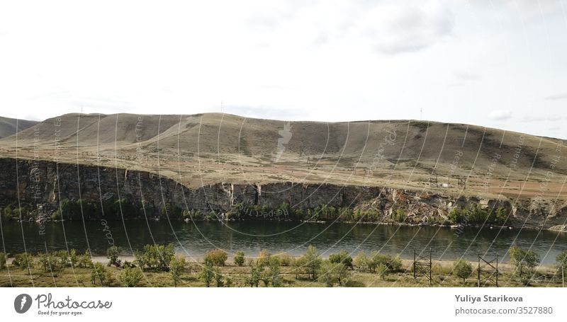 Wunderschöne Landschaft russischer Natur. Luftaufnahme der Berge und Felsen, des Flusses Yenisei in Sibirien, Tyva (Tuva). Russland russischer Fluss