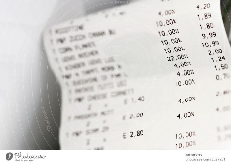 eine Quittung in Papierform mit der Liste der Wirtschaftsfragen. Betriebs- und Volkswirtschaft. Papierbeleg Finanzen Nummer rollen Familie Haushaltsplan Prozent