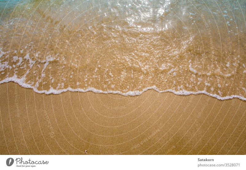 Weiße Blase der Meereswelle am Strand Sand fein MEER ebb Sonne Natur blau Gezeiten winken Schaumblase platschen Bewegung übersichtlich tropisch